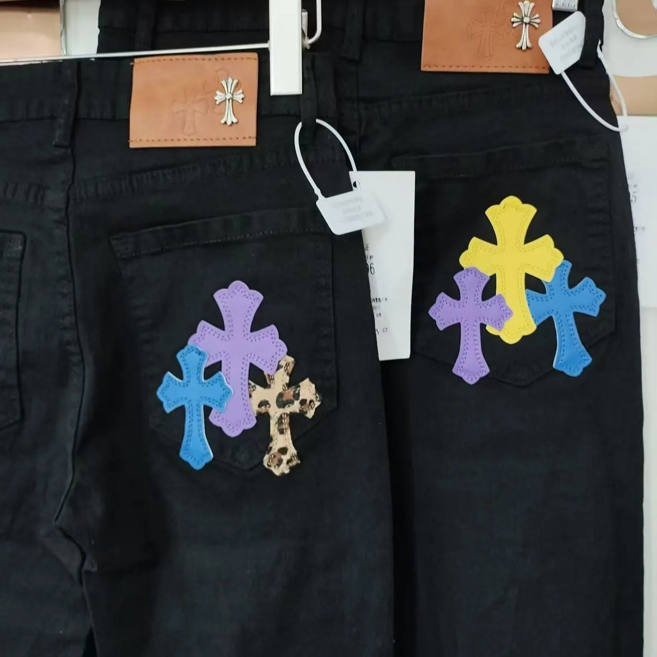 P176 Style No. Cc929 Chrome hearts high street patch jeans Chrome hearts vibe style versatile jeans are the most popular high street style at the moment. Made of beaded canvas fabric, heavy washing makes the upper body of the fabric more textured and the pants are tall and straight! The three-dimensional cutting of the whole trousers is a masterpiece! The beaded canvas fabric is thick and soft after washing. It has good breathability. Customized small leather label. Unique design. The details are in place, simple and elegant, and the workmanship is exquisite. The entire trousers are neatly routed and the details are in place! It’s so cool. It’s a genderless trend that both men and women can easily control. Color: Picture color. Sizes M-XXL